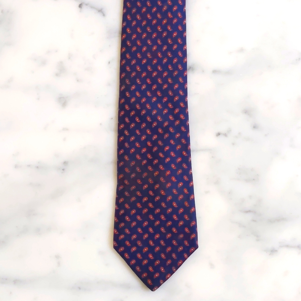 NWOT. Dark Navy Blue and Red Pattern Tie.